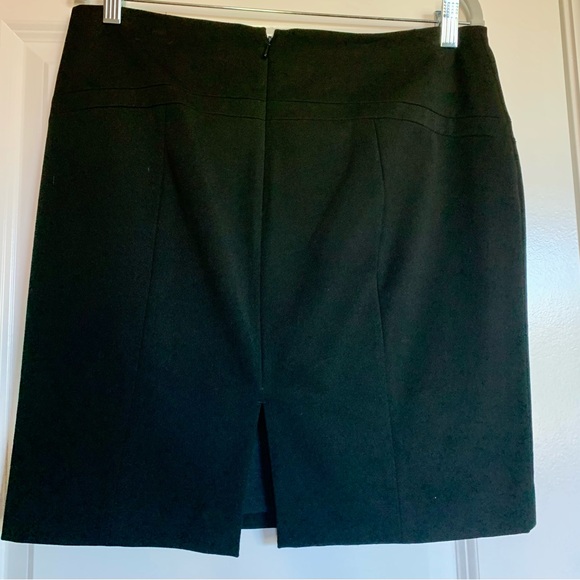 LN DARLING MINI SKIRT♥️LOTS OF DETAILING. FULLY LINED, ZIP CLOSURE W/HOOK & EYE. - Picture 2 of 7